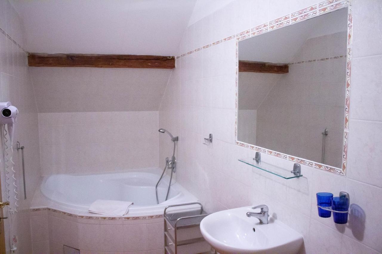 Hotel Rychta Netolice Экстерьер фото